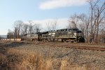 NS 4685 and 4424 take a train East